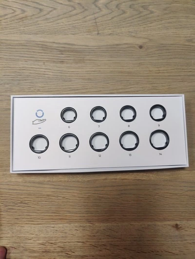 RingConn Gen 2 sizing kit op eettafel (Fysioengezond.nl test)