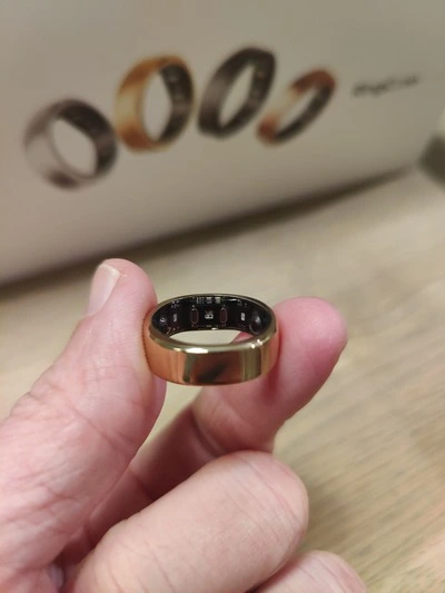 RingConn Gen 2 smart ring close up in hand van Martijn (Fysioengezond.nl test)