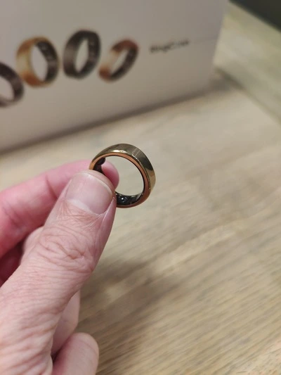RingConn Gen 2 smart ring close up zijkant in hand van Martijn (Fysioengezond.nl test)