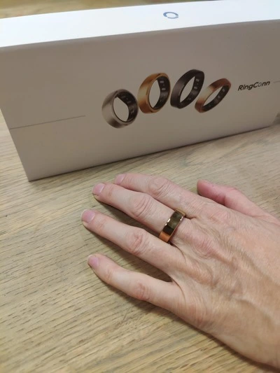 RingConn Gen 2 smart ring om middelvinger van Martijn (Fysioengezond.nl test)