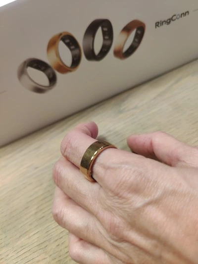 RingConn Gen 2 smart ring om wijsvinger van Martijn (Fysioengezond.nl test)