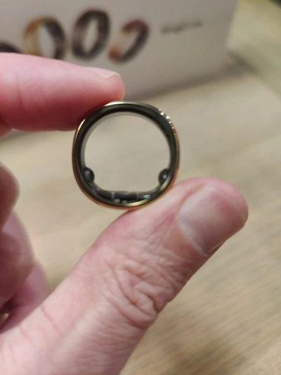 RingConn Gen 2 smart ring zijkant in hand van Martijn (Fysioengezond.nl test)