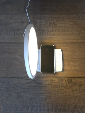 Slowwave Light Boost Max daglichtlamp – lamp aangezet met opladen van telefoon, getest door fysioengezond.nl