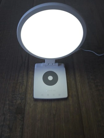 Slowwave Light Boost Max daglichtlamp – voorkant werkend met felle lichtkleur, getest door fysioengezond.nl