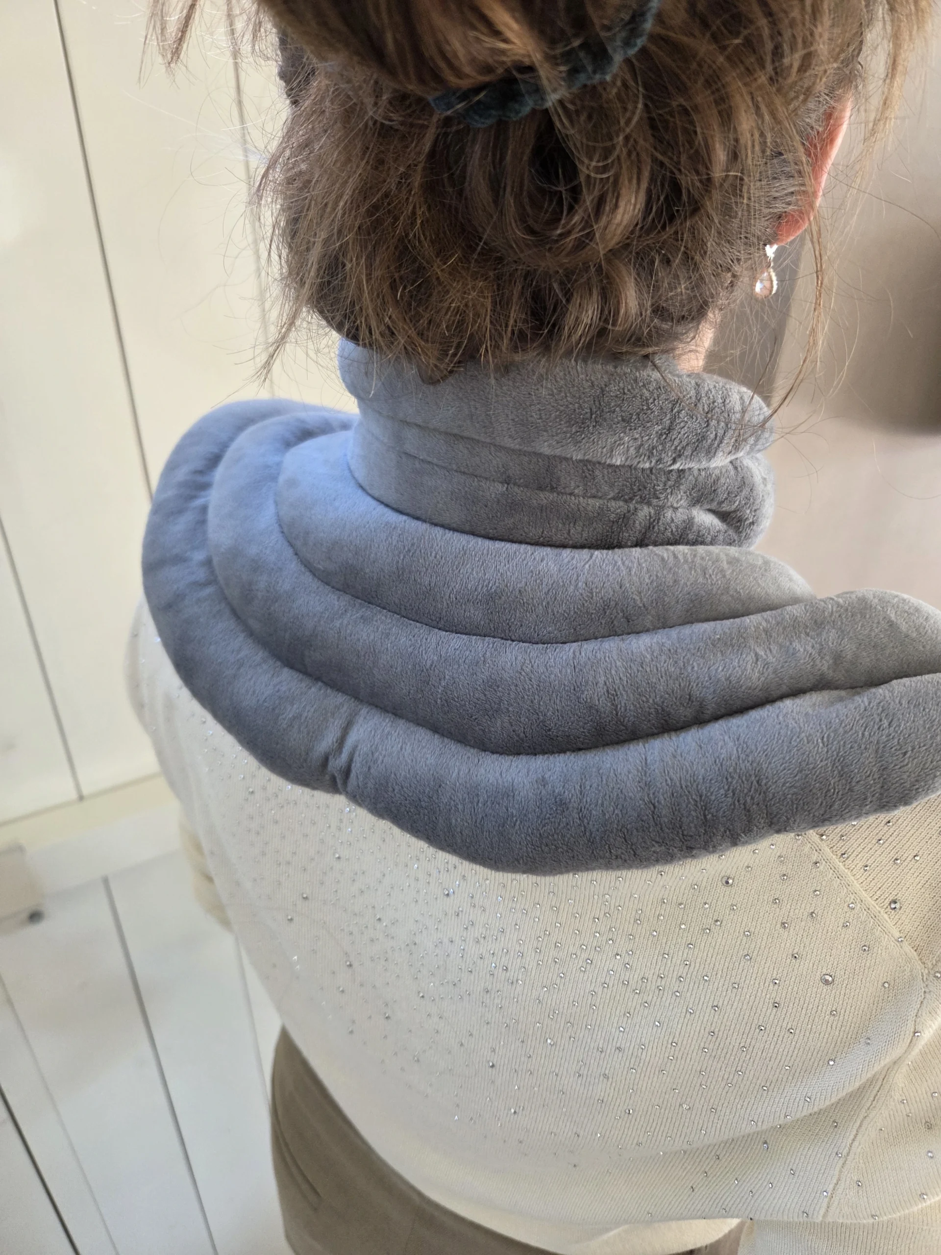 Chillaxy nek warmtekussen achterzijde om nek en schouders, getest door fysioengezond.nl