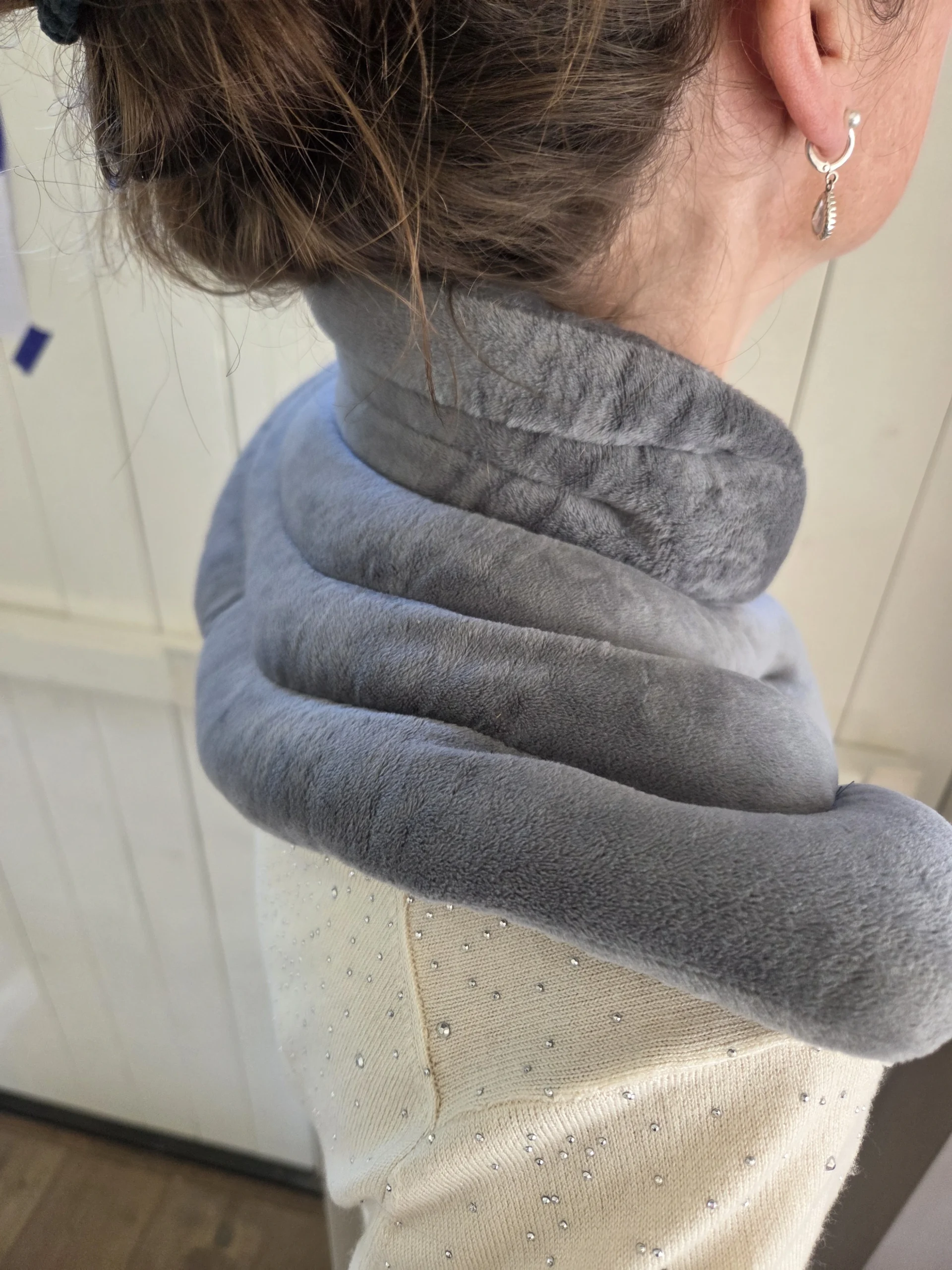 Chillaxy nek warmtekussen zijaanzicht om nek en schouders, getest door fysioengezond.nl