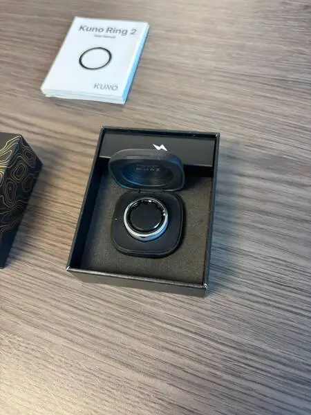 Kuno Ring 2 open gemaakt in doos met oplaadunit, getest door fysioengezond.nl