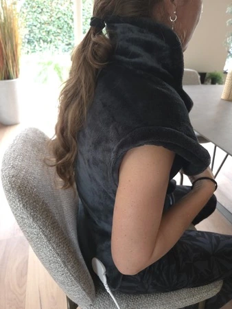 Seranova warmtekussen om rug en schouders pasvorm, getest door fysioengezond.nl