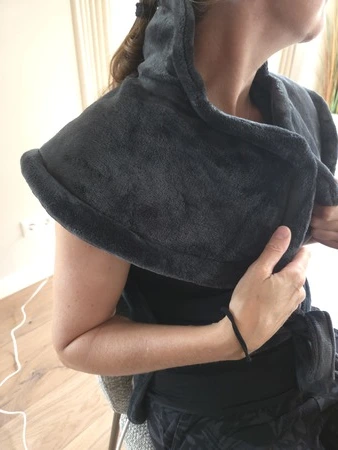 Seranova warmtekussen voorkant om schouders, getest door fysioengezond.nl