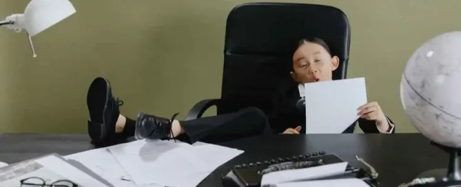 Wat is een goede zithouding voor achter je bureau?