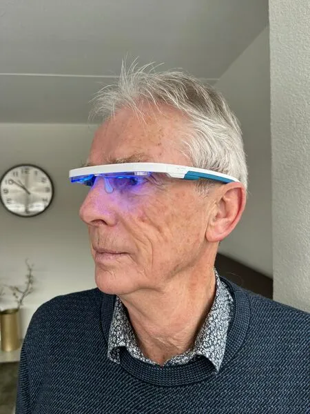 AYO+ lichttherapiebril – client met slaapproblemen die bril test, getest door fysioengezond.nl