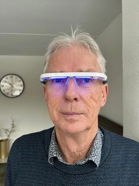 AYO+ lichttherapiebril – client met slaapproblemen vooraanzicht bril, getest door fysioengezond.nl