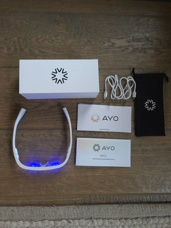 AYO+ lichttherapiebril – unboxing met bril, kabel, handleiding en opberghoes, getest door fysioengezond.nl