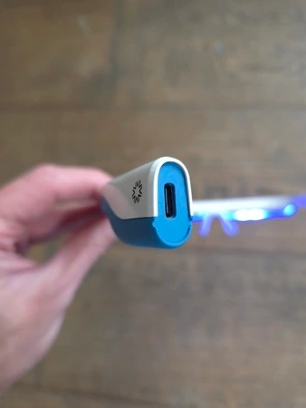 AYO+ lichttherapiebril – usb aansluiting voor opladen op bril, getest door fysioengezond.nl