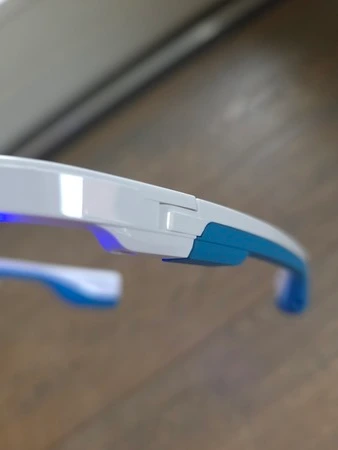 AYO+ lichttherapiebril – zijaanzicht scharnieren, getest door fysioengezond.nl