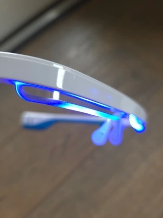 AYO+ lichttherapiebril – zijkant en vooraanzicht met licht, getest door fysioengezond.nl