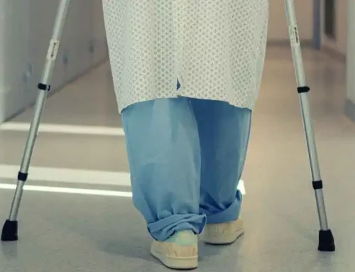 Lopen met elleboogkrukken: zo loop je stabiel