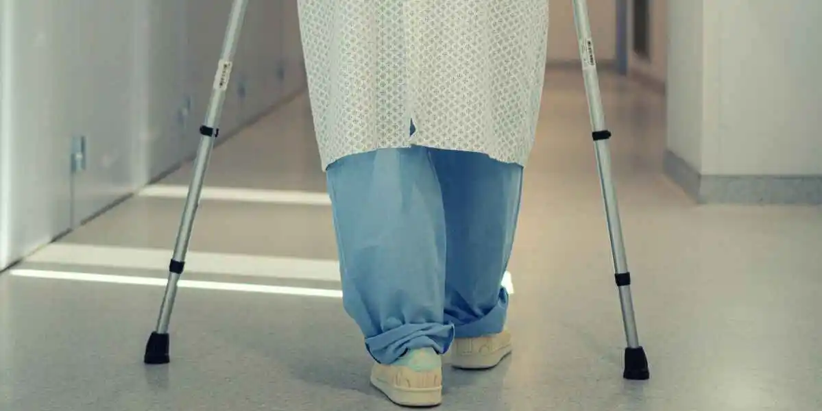 Lopen met elleboogkrukken: zo loop je stabiel