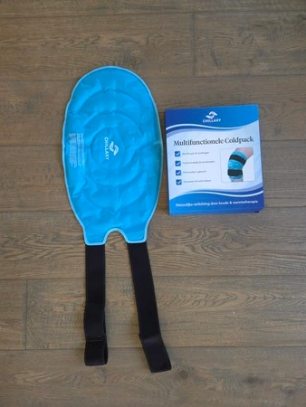 Chillaxy coldpack knie unboxing op vloer, getest door fysioengezond.nl