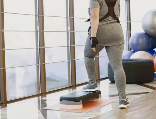 Trainen met een fitness step: kracht, balans en controle