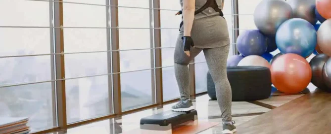 Trainen met een fitness step: kracht, balans en controle