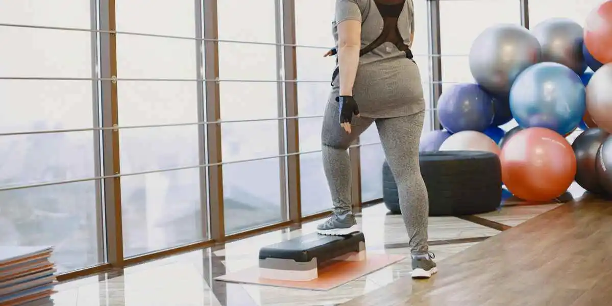 Trainen met een fitness step: kracht, balans en controle