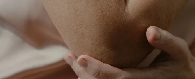 Hoe lang mag je een elleboogbrace dragen?