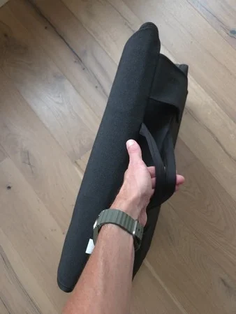 Flamengo InfraStretch massagemat opgerold met handvaten om te dragen, getest door fysioengezond.nl